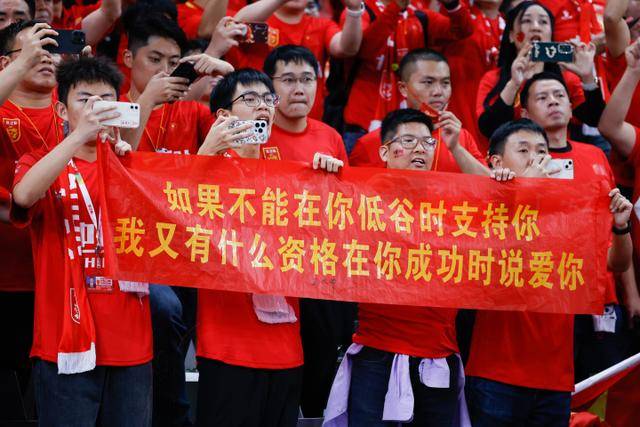 伊万反复犹豫如何用好王钰栋 忽边忽中？陷入两难！
